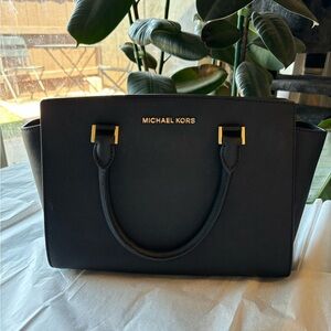 Michael Kors Medium Selma - Black w/ Crossbody Strap
